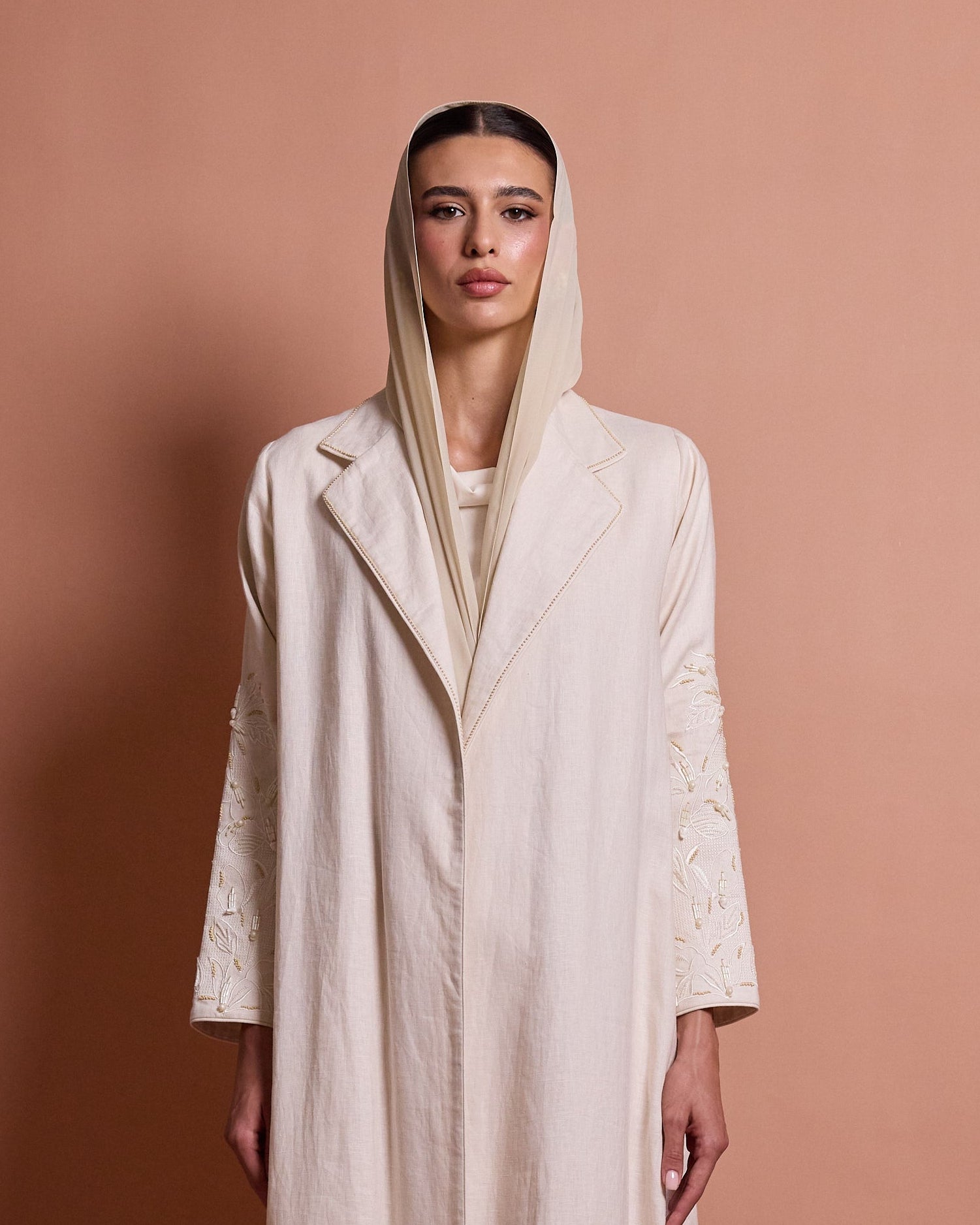 Luxury abaya on sale for women in Doha, Qatar, featuring elegant modern modest fashion and refined design. shopعباية فاخرة ضمن التخفيضات للنساء في الدوحة، قطر، بتصميم أنيق وعصري يعكس أسلوبًا راقيًا ومحتشمًا
